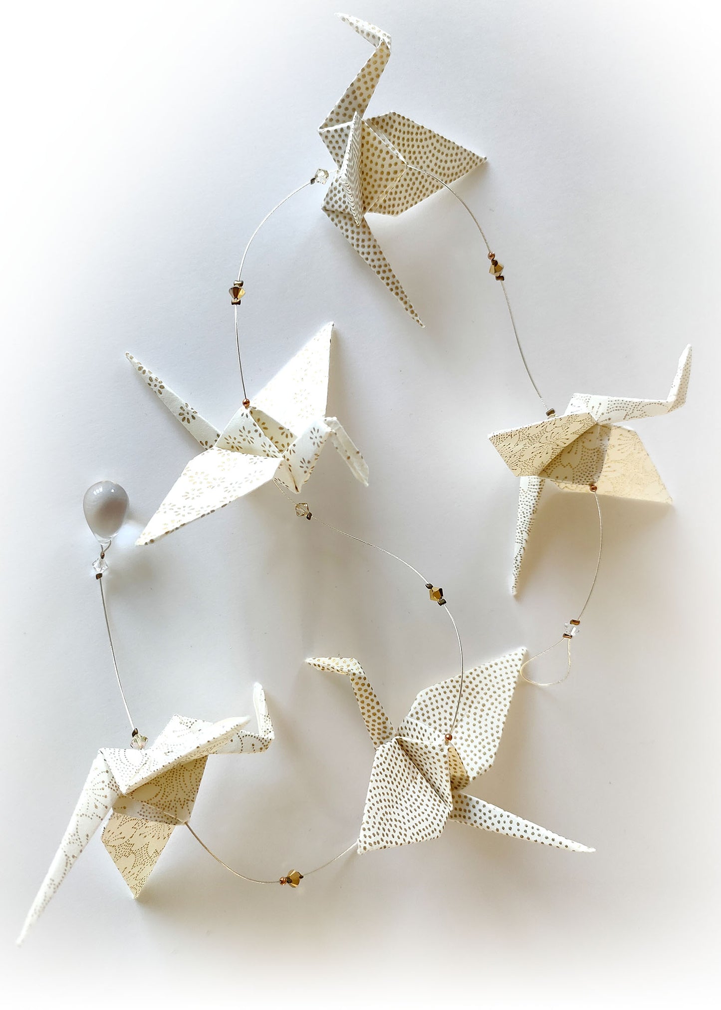 Guirlande verticale en origami blanc et or - Hitomi   Guirlande Mercy&rsquo;s Fancy