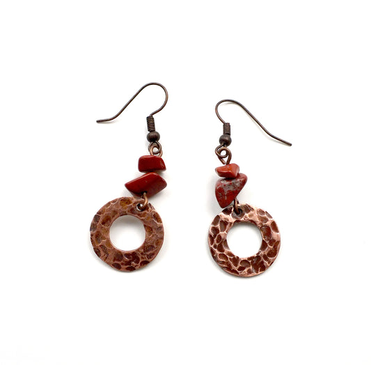 Boucles d'oreille en cuivre martelé et jaspe rouge - Rosie - MercysFancy