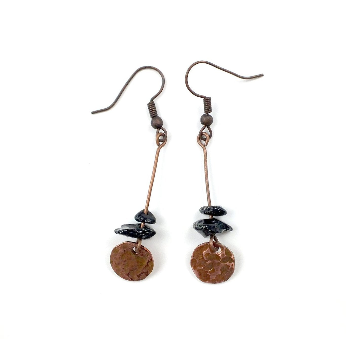 Boucles d'oreille en cuivre martelé et agate noire - Thaïs - MercysFancy